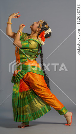 [Indian] [Dance] A woman dancing Indian classical dance 112698788