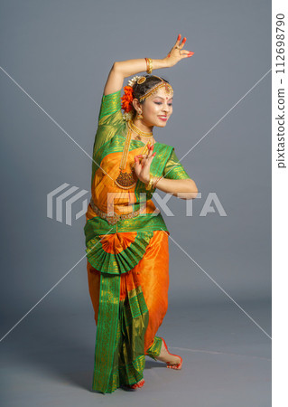 [Indian] [Dance] A woman dancing Indian classical dance 112698790