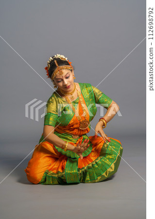 [Indian] [Dance] A woman dancing Indian classical dance 112698792