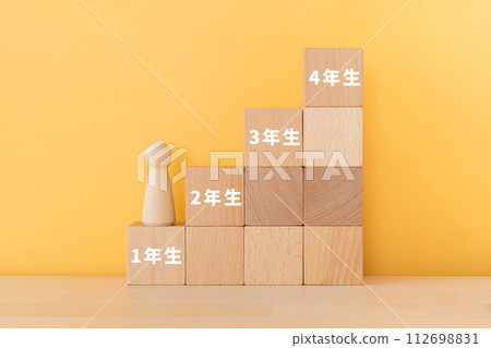 有一年級、二年級、三年級和四年級字母的積木和娃娃 112698831