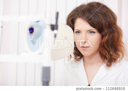 looking into eye test machine 112698910