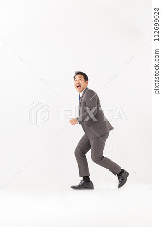 Businessman jump 112699028