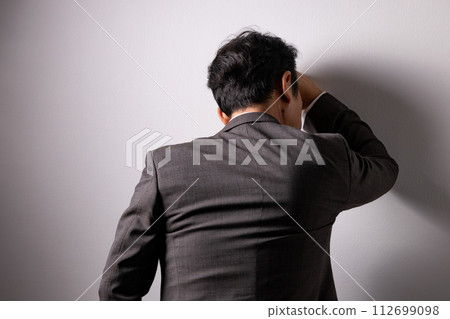 Business man worried back view 112699098