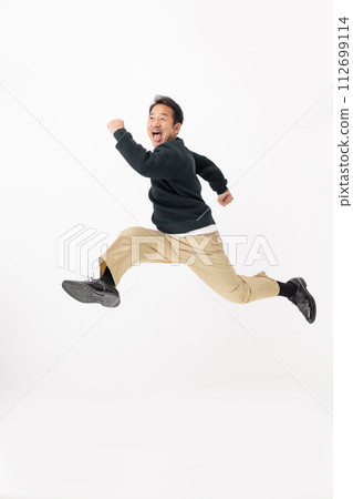 中年男子跳躍 112699114