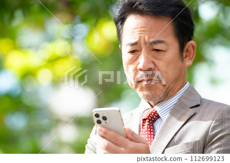 商人新鮮綠色智慧型手機操作 商人新鮮綠色智慧型手機操作 112699123