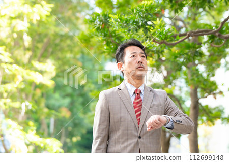 Businessman looking at the clock 112699148