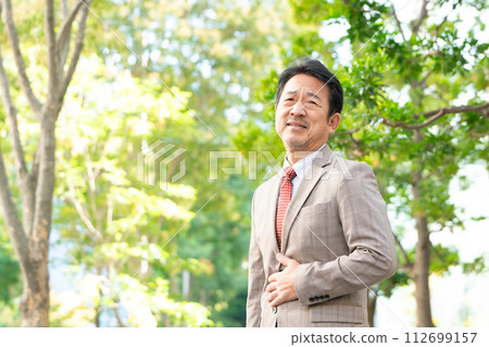 Business man abdominal pain 112699157