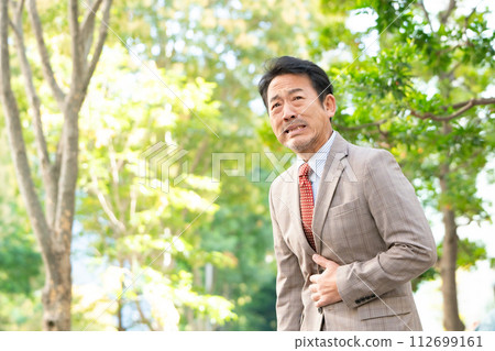 Business man abdominal pain 112699161