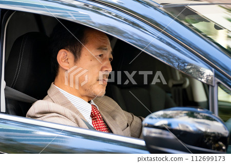 駕駛汽車的商人 112699173