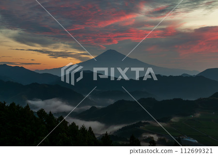 Sunrise clouds and Mt. Fuji Sunrise clouds and Mt. Fuji 112699321