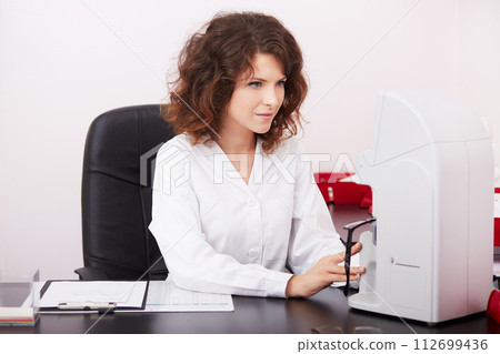 ophthalmologist 112699436