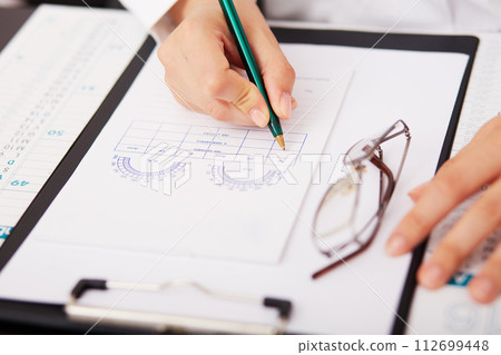 ophthalmologist 112699448