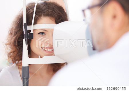 looking into eye test machine 112699455