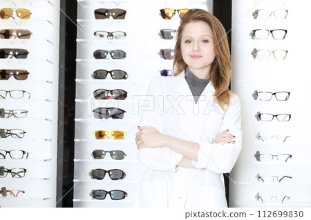 ophthalmologist 112699830
