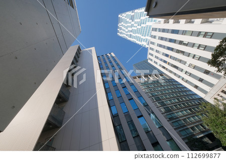 抬頭仰望澀谷的摩天大樓 112699877