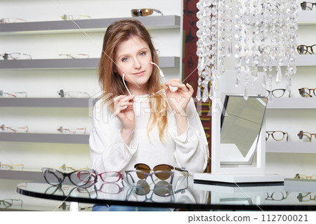 pretty girl buy a new pair of eyeglasses 112700021
