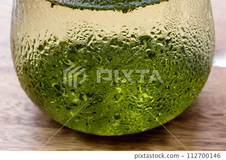 在流汗的玻璃壺中冷泡綠茶 在流汗的玻璃壺中冷泡綠茶 112700146