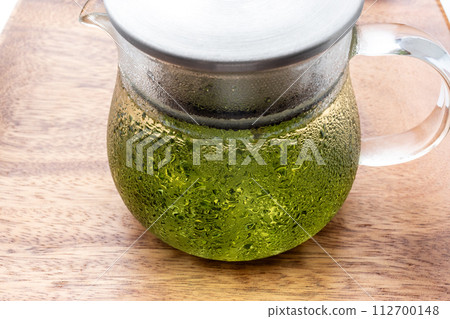 在流汗的玻璃壺中冷泡綠茶 在流汗的玻璃壺中冷泡綠茶 112700148
