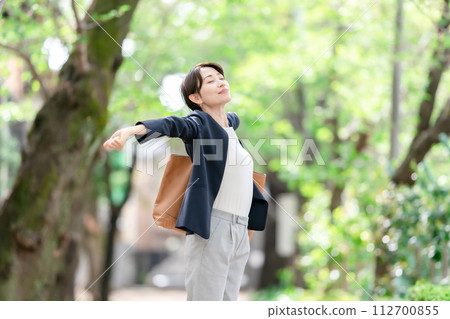 一個女人在新鮮的綠色植物中伸展身體 112700855