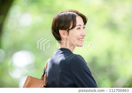 Business fresh green woman 112700863