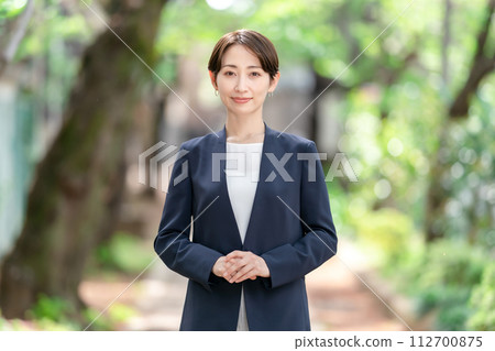 戶外女性肖像 112700875