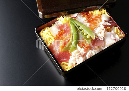 黑色背景中採用各種配料的 Chirashi 壽司 112700928