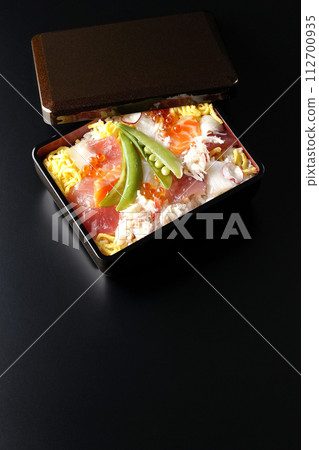 黑色背景中採用各種配料的 Chirashi 壽司 黑色背景中採用各種配料的 Chirashi 壽司 112700935