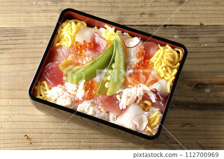 Chirashi sushi with various toppings 112700969