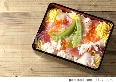 Chirashi sushi with various toppings 112700970