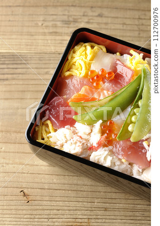 Chirashi sushi with various toppings 112700976