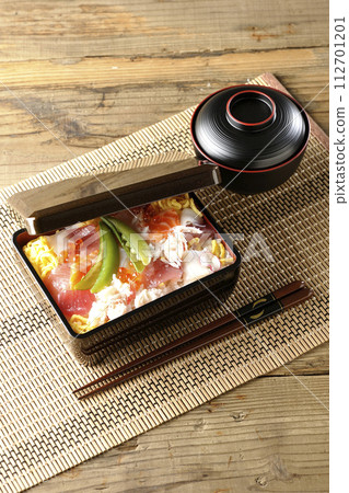 Chirashi sushi and soup with various toppings Chirashi sushi and soup with various toppings 112701201