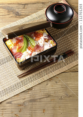 Chirashi sushi and soup with various toppings 112701203