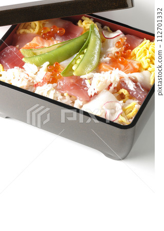 A photo of chirashizushi with various ingredients on a white background 112701332