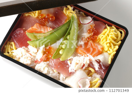 A photo of chirashizushi with various ingredients on a white background 112701349