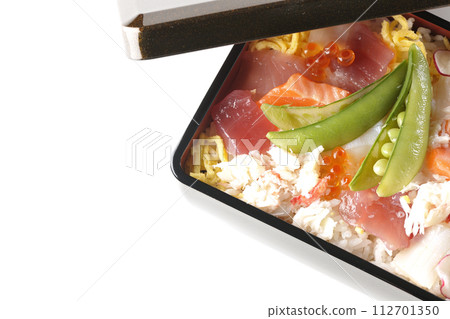 A photo of chirashizushi with various ingredients on a white background 112701350