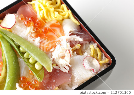 A photo of chirashizushi with various ingredients on a white background 112701360