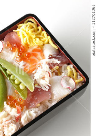 A photo of chirashizushi with various ingredients on a white background 112701363