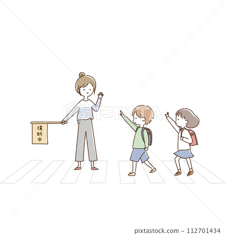 小學生舉手過人行橫道，一名家長教師協會 (PTA) 婦女在旁邊看著他們。 112701434