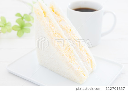 美味的雞蛋三明治和熱咖啡 112701837