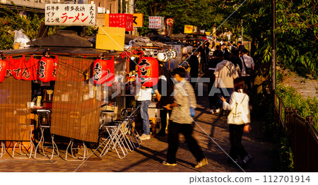 Scenery of stalls in Nakasu in Hakata , Fukuoka [ Image of an entertainment district in Fukuoka City ] 112701914