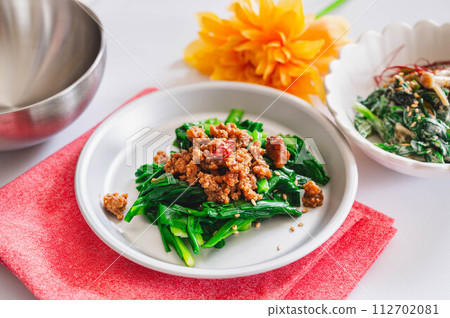 Meat miso on boiled chives 112702081