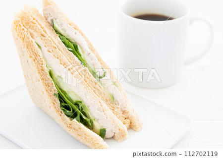 美味的金槍魚生菜三明治和熱咖啡 美味的金槍魚生菜三明治和熱咖啡 112702119