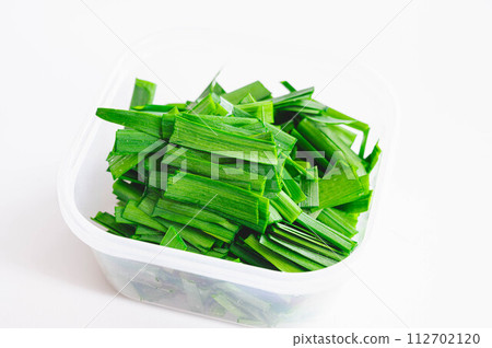 韭菜切好，放入耐熱容器中 112702120