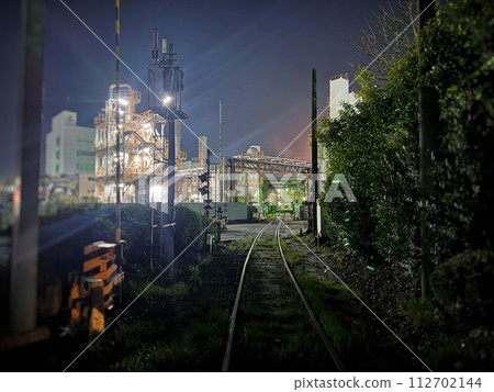 工廠區的夜間火車軌道 工廠區的夜間火車軌道 112702144