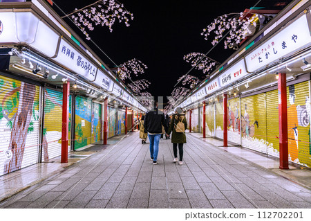 日本東京城市景觀即使晚上商店關門，遊客的視線也從未停止…熙熙攘攘的淺草寺…=3月17日 112702201