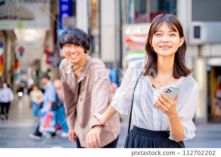 年輕夫婦在大阪觀光 112702202