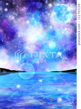 A sparkling starry sky, moonlight, and a full moon floating on the water surface 112703156