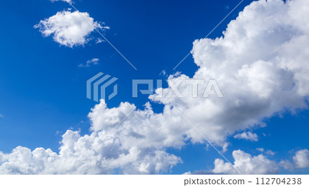 許多雲在盛夏的藍天上流動 112704238