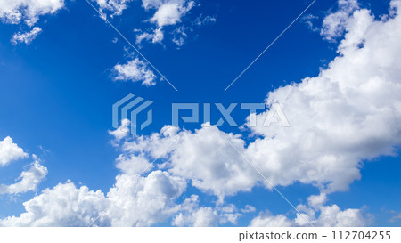 許多雲在盛夏的藍天上流動 許多雲在盛夏的藍天上流動 112704255