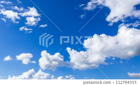 許多雲在盛夏的藍天上流動 許多雲在盛夏的藍天上流動 112704355